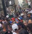 Diversas pessoas aguardam chegada de elenco do Knicks campeão do NBA Finals em Nova York Foto: reprodução/X/@JomboyMedia/Captura de tela / Esporte News Mundo