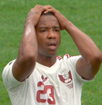 Madibo, do Catar, fica abalado após ver a lesão de Koné, do Canadá  Foto: Reprodução/CazéTV