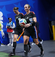 Trio de árbitras durante partida nesta quinta-feira, 18  Foto: Jose Breton/Pics Action/NurPhoto via Getty Images