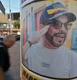 Um homem passa por um pôster da campanha de Abelardo de la Espriella, em Barranquilla, Colômbia, em 1º de junho de 2026.  Foto: RFI
