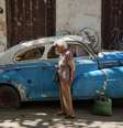 Pessoas passam por um carro clássico americano com pneu furado em Havana Velha, Cuba, na terça-feira, 6 de janeiro de 2026.  Foto: © Ramon Espinosa / АР / RFI