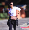 Este tênis New Balance da Fátima Bernardes para caminhar na orla da praia é a solução para os pés estilosos das mulheres 50+: veja um raio-x do calçado.  Foto: AGNews, Fabrício Pioyani / Divulgação New Balance / Purepeople