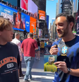 Davi Lucca é abordado por influenciador pelas ruas de NY  Foto: Reprodução/Instagram