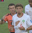Jogador de Marrocos tem camisa rasgada durante jogo contra Escócia   Foto: Reprodução/CazéTV