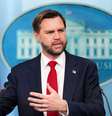 "Não temos nenhuma evidência de que os iranianos estejam fechando o estreito de Ormuz", afirmou o vice-presidente americano JD Vance neste sábado (20/9)  Foto: Reuters / BBC News Brasil