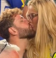 Beijo foi flagrado após vitória do Brasil contra o Haiti, nesta sexta-feira, 19  Foto: Reprodução/Cazé TV