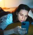 Segundo um novo relatório, as pessoas estimam que mais de um terço do tempo gasto em seus celulares ocorre sem um objetivo claro  Foto: Getty Images / BBC News Brasil