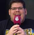 Casimiro Miguel faz graça com o entrosamento atrás das câmeras entre os jornalistas da CazéTV e da Globo  Foto: Reprodução