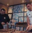 Dibu Martínez fazendo o famoso "asado argentino" na concentração da Copa de 2026.  Foto: Reprodução/ Redes Sociais