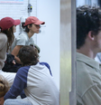 Viagem de casal: Bruna Marquezine embarca com Shawn Mendes, Sasha e João Lucas no Rio; atriz e melhor amiga combinam acessório em fotos.  Foto: AGNews / Purepeople