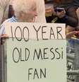  Foto: Reprodução - Legenda: Norte-americana sorri com o cartaz especial para Messi / Jogada10