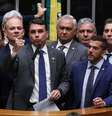 Senador Flávio Bolsonaro discursa pedindo CPMI do Banco Master durante Sessão do Congresso Nacional para analisar vetos parciais à Lei de Diretrizes Orçamentárias (LDO) de 2026.  Foto: © Lula Marques/Agência Brasil / RFI