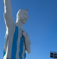 Estátua de Messi tem 26 metros de altura e pesa 70 toneladas  Foto: Reprodução/Instagram/@carlos_martinez_fotodj