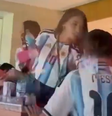 Antonela Roccuzzo, mãe dos meninos, precisou intervir na briga dos dois  Foto: Reprodução