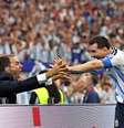 Messi comemora gol com jornalista argentino  Foto: Maja Hitij - FIFA/FIFA via Getty Images