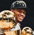 Giannis Antetokounmpo com os troféus de 2021 Foto: Redes Sociais/Milwaukee Bucks / Esporte News Mundo