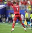 Cristiano Ronaldo vai para a galera após marcar na goleada de Portugal –  Foto: Charlotte Wilson/Getty Images / Jogada10
