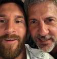 Messi entre sua mãe, Celia Cuccittini, e seu pai, Jorge Horacio –  Foto: Instagram @jorge.sole / Jogada10
