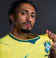 Raphinha é jogador do Barcelona e da Seleção Brasileira.   Foto: Divulgação/FIFA - Legenda: Raphinha se manifesta pela primeira vez depois de lesão / Jogada10