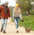 Adaptar a rotina dos passeios é essencial para reduzir o impacto do frio na saúde dos cães  Foto: Victor Canales Studio | Shutterstock / Portal EdiCase