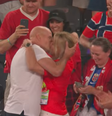 Ståle Solbakken correu para as arquibancadas e deu um beijão na esposa pela classificação ao mata-mata da Copa  Foto: Reprodução/CazéTV