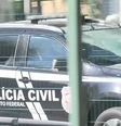 Viatura da Polícia Civil chegou por volta das 14h30 ao condomínio de Bolsonaro  Foto: Reprodução/GloboNews