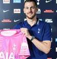 Aos 37 anos, Martin Dúbravka reforça o elenco londrino - Foto: Divulgação / Spurs / Jogada10