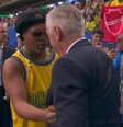 Ronaldinho cumprimenta Ancelotti antes de Brasil x Escócia –  Foto: Reprodução / Jogada10