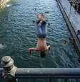Muitas pessoas têm nadado em canais, lagos e rios durante a atual onda de calor na Europa  Foto: Getty Images / BBC News Brasil