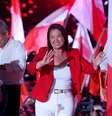 A candidata presidencial Keiko Fujimori cumprimenta seus apoiadores durante um comício de campanha antes do segundo turno das eleições presidenciais no Peru, em 4 de junho de 2026  Foto: Getty Images / Perfil Brasil