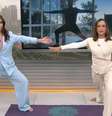Sabina Simonato arrisca postura do guerreiro em aula de ioga ao vivo na Globo e tem a reação mais sincera possível: 'Tá doendo tudo'.  Foto: Reprodução/TV Globo / Purepeople