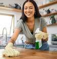 Aprenda como manter a casa limpa e organizada por muito mais tempo com hábitos fáceis de organização funcional e limpeza de manutenção Foto: PeopleImages/iStock / Getty Images Plus / Bons Fluidos