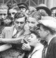 Mensageiros de corretoras se aglomeram em torno de um jornal após a primeira quebra da bolsa de valores de Wall Street, em 24 de outubro de 1929  Foto: Getty Images / BBC News Brasil