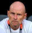 Ståle Solbakken invade a arquibancada para comemorar a vitória com um beijo na esposa Anniken Solbakken –  Foto: Reprodução / Jogada10