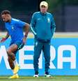 Ancelotti observa Neymar durante treino da Seleção  Foto: RODOLFO BUHRER/AGIF - AGÊNCIA DE FOTOGRAFI / Getty Images