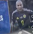 Torcida da Escócia carregando faixa com dizeres: "Quem Pelé? É hora de Dykes".  Foto: Reprodução/ Redes Sociais