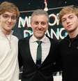 Luciano Huck entre Joaquim e Benício: todo pai quer o melhor para os filhos, e esse melhor custa caro  Foto: Reprodução