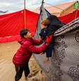 Duas crianças palestinas brincam em um acampamento improvisado que abriga palestinos deslocados no campo de refugiados de Maghazi, no centro da Faixa de Gaza, em 25 de novembro de 2025.  Foto: RFI