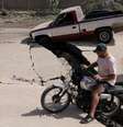 Um homem de motocicleta passa por estrada danificada após terremotos atingirem a Venezuela  Foto: Reuters / BBC News Brasil