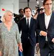 A ministra da Saúde da França, Stéphanie Rist (à esq.), e o secretário de Estado responsável pelo Meio Ambiente, Mathieu Lefevre (centro), visitam o hospital Paris-Saclay, em Orsay, sudoeste de Paris.  Foto: AFP - DIMITAR DILKOFF / RFI