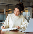 Os filmes podem ser uma ótima ferramenta para o desenvolvimento do pensamento crítico, estimulando a reflexão sobre questões sociais, éticas e culturais Foto: Stock 4you | Shutterstock / Portal EdiCase