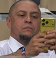 Roberto Carlos foi flagrado com o iPhone dourado  Foto: Reprodução/CazéTV