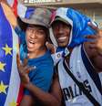 A bandeira de Cabo Verde, adotada em 1992, exibe listras azuis, brancas e vermelhas que simbolizam o oceano, a paz e o esforço nacional. O círculo de dez estrelas representa as principais ilhas e sua unidade como nação Foto: Getty Images / BBC News Brasil