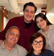 Marianella Cremi (ao fundo, à direita), o irmão, Juan Diego (à esquerda), e os pais durante uma reunião de família  Foto: Cortesía de Marianella Cremi / BBC News Brasil