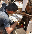 Teme-se que haja milhares de pessoas presas sob os escombros  Foto: Reuters / BBC News Brasil