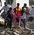 Moradores procuram sobreviventes entre os escombros em La Guaira  Foto: Getty / BBC News Brasil