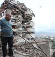 Um morador de La Guaira diante dos escombros de um prédio que desmoronou. Venezuela, 25 de junho de 2026.  Foto: RFI