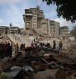 Pessoas e equipes de resgate trabalham nos escombros do edifício Moises, na Avenida Anauco, após um terremoto de magnitude 7,2 atingir a Venezuela e outras regiões do Caribe em 25 de junho de 2026, em Caracas, Venezuela.  Foto: Edilzon Gamez/Getty Images