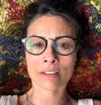 Ex-apresentadora britânica Melanie Sykes, de 55 anos, comoveu seguidores ao compartilhar um vídeo nas redes sociais em que mostra a perda de cabelo causada pela alopecia  Foto: Reprodução/Instagram