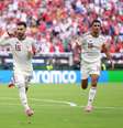 Lamine Yamal tenta escapar, mas é segurado por Sanabria, do Uruguai - Foto: David Ramos/Getty Images / Jogada10